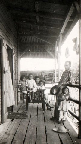 CLARICE RAFARASOA,ses 4 enfants et Lucien Andriamanana